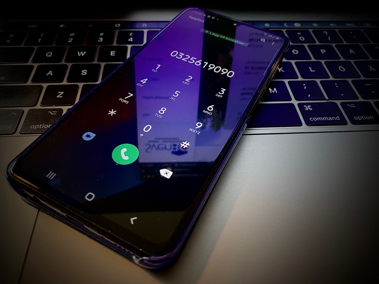 Telefon på tangentbord.
