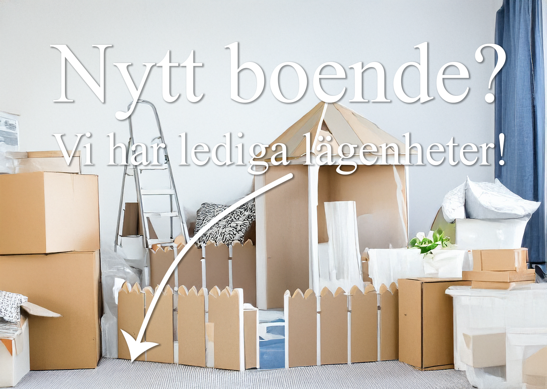 Bild på ett litet hus med ett staket där allt är byggt av flyttlådor. I bakgrunden står en stege.