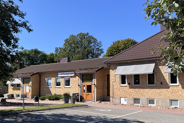 Parkgården i sol med blå himmel på sommaren, vy över framsidan.